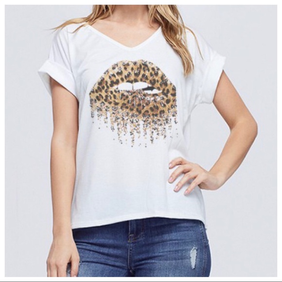 ✨LAST ONE✨Leopard Lip Kiss V Neck graphic Tee - Picture 4 of 4